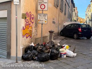 Viterbo - Immondizia indecente in via delle Piagge