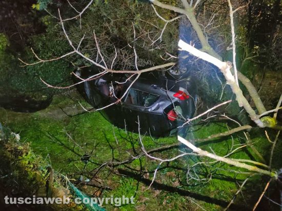 Viterbo - Auto finisce in un giardinetto al Pilastro