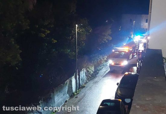 Viterbo - Auto finisce in un giardinetto al Pilastro