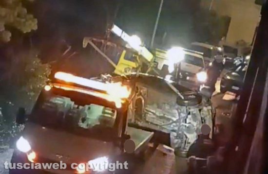 Viterbo - Auto finisce in un giardinetto al Pilastro
