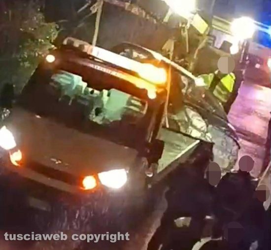 Viterbo - Auto finisce in un giardinetto al Pilastro