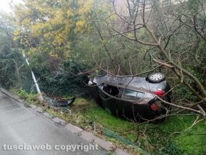 Viterbo - Auto finisce in un giardinetto al Pilastro