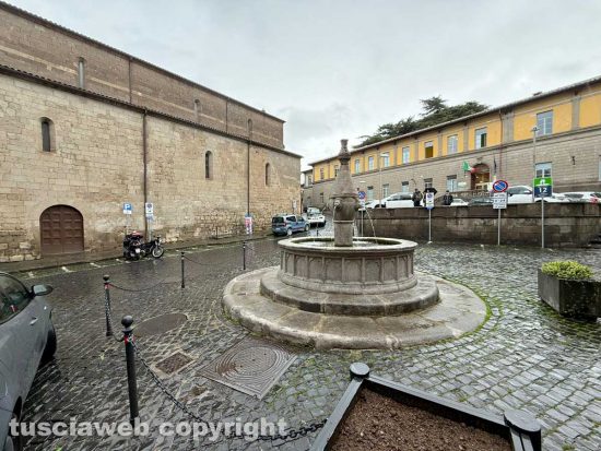 Viterbo - Paletti di ferro per proteggere la fontana di piazza Dante
