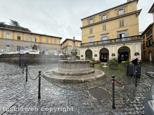 Viterbo - Paletti di ferro per proteggere la fontana di piazza Dante
