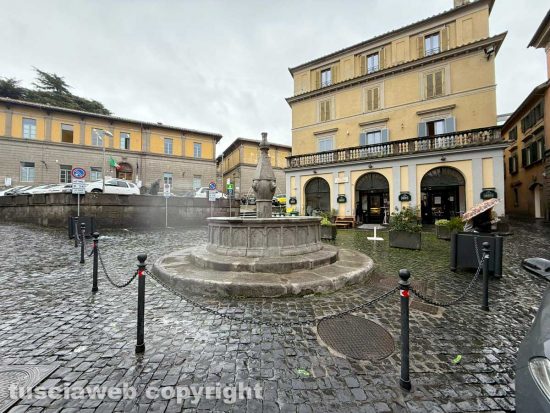 Viterbo - Paletti di ferro per proteggere la fontana di piazza Dante