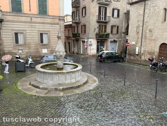 Viterbo - Paletti di ferro per proteggere la fontana di piazza Dante