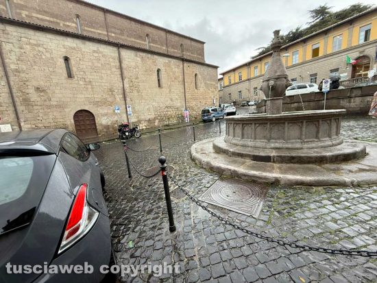 Viterbo - Paletti di ferro per proteggere la fontana di piazza Dante