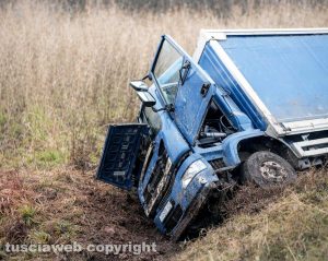 Bassano Romano - Perde il controllo del camion e finisce in una cunetta