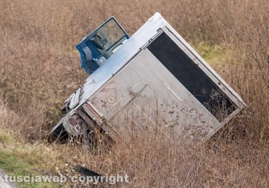 Bassano Romano - Perde il controllo del camion e finisce in una cunetta