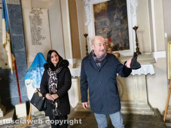 Bagnaia - Esposizione della foto delle bandiera della Prima Guerra Mondiale - L’assessora Katia Scardozzi con Aldo Quadrani