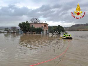 Maltempo - Vigili del fuoco - La casa rimasta isolata