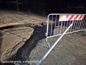 Montefiascone - Frana dopo le piogge, strada chiusa sul lungolago tra Montefiascone e Marta