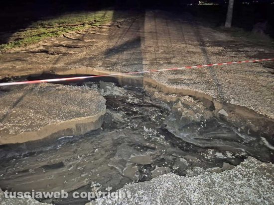 Montefiascone - Frana dopo le piogge, strada chiusa sul lungolago tra Montefiascone e Marta