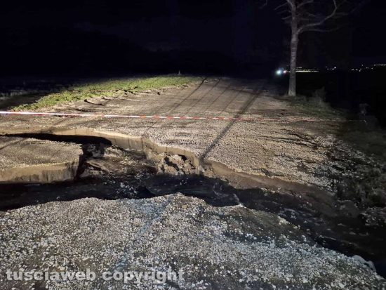 Montefiascone - Frana dopo le piogge, strada chiusa sul lungolago tra Montefiascone e Marta