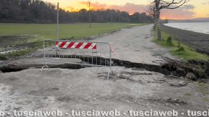 Montefiascone - Frana dopo le piogge, strada chiusa sul lungolago tra Montefiascone e Marta