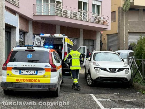 Viterbo - Si accascia a terra e si ferisce a mani e testa, paura in centro