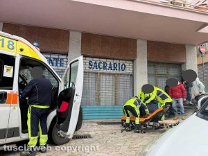Viterbo - Si accascia a terra e si ferisce a mani e testa, paura in centro