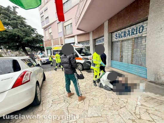 Viterbo - Si accascia a terra e si ferisce a mani e testa, paura in centro