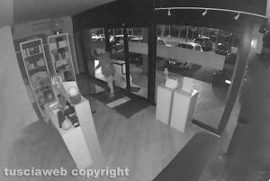 Viterbo - Vetrine spaccate a Santa Barbara, colpiti centro estetico e forno