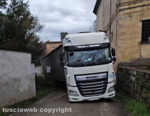 Gallese - Camion bloccato sul ponte