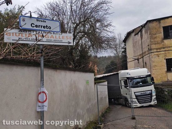 Gallese - Camion bloccato sul ponte
