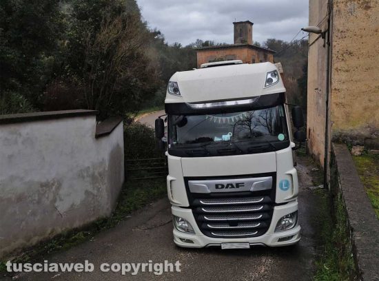 Gallese - Camion bloccato sul ponte