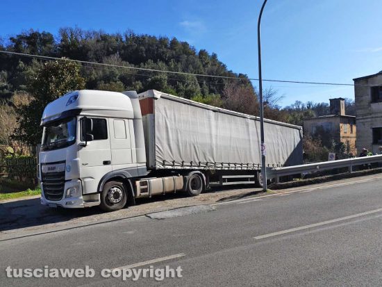 Gallese - Il camion spostato dal ponte