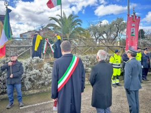 Bassano in Teverina - deposta una corona di alloro al monumento dedicato a Giovanni Ricci