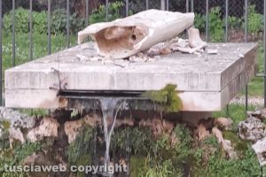 Civita Castellana – Distrutta la Fontana delle acque vergini di Alessio Paternesi