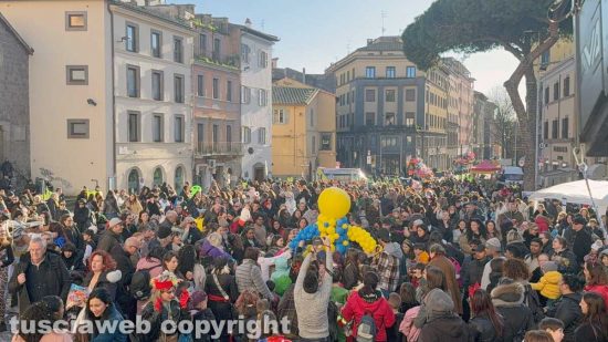 Viterbo - Carnevale - La festa in maschera a piazza del Teatro