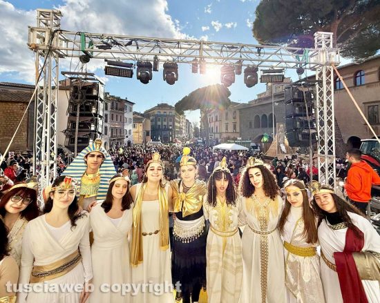 Viterbo - Carnevale - La festa in maschera a piazza del Teatro