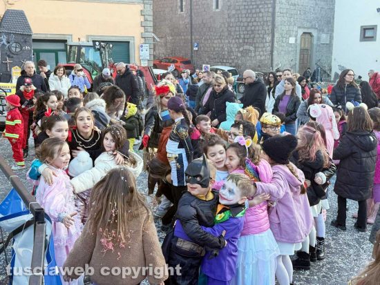 Viterbo - Carnevale - La festa in maschera a piazza del Teatro