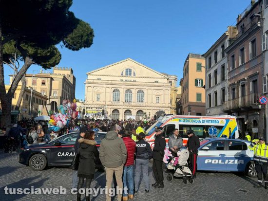 Viterbo - Carnevale - La festa in maschera a piazza del Teatro