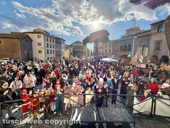 Viterbo - Carnevale - La festa in maschera a piazza del Teatro