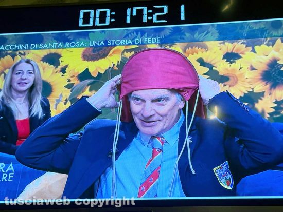 Tv2000 - Massimo Mecarini mostra come si accapezza il ciuffo