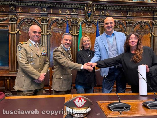 Viterbo - La consegna dell'assegno all'associazione Beatrice onlus - Giampiero Monti, Maurizio Taffuri, Donatella Salvatori, Giancarlo Martinengo e Maria Serafini