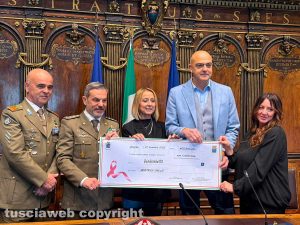 Viterbo - La consegna dell'assegno all'associazione Beatrice onlus - Giampiero Monti, Maurizio Taffuri, Donatella Salvatori, Giancarlo Martinengo e Maria Serafini