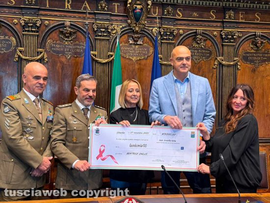 Viterbo - La consegna dell'assegno all'associazione Beatrice onlus - Giampiero Monti, Maurizio Taffuri, Donatella Salvatori, Giancarlo Martinengo e Maria Serafini