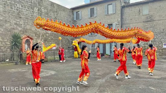 Viterbo - Capodanno cinese - Il drago rosso e giallo danza per le vie di Pianoscarano