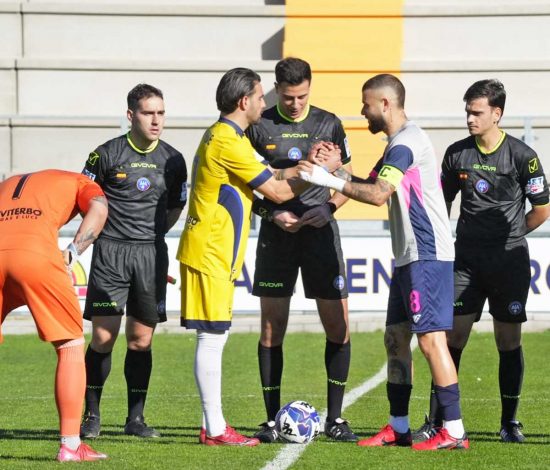 Il saluto tra i capitani prima della gara Viterbese-Pomezia