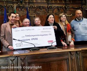 Unicoop Etruria e associazione Aman - La dottoressa di oncologia dell'ospedale Santa Rosa Francesca Primi, la presidente del consiglio di sorveglianza Unicoop Etruria Simonetta Radi, la presidente di Aman Maria Neve, la presidente della sezione soci Coop Viterbo Assunta Chilli, la sindaca Chiara Frontini, l'assessora Rosanna Giliberto, il vicepresidente Aman Umberto di Fusco