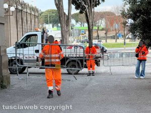 Viterbo - Cimitero di San Lazzaro, area a rischio crollo - L'intervento dell'ufficio tecnico del comune con le transenne