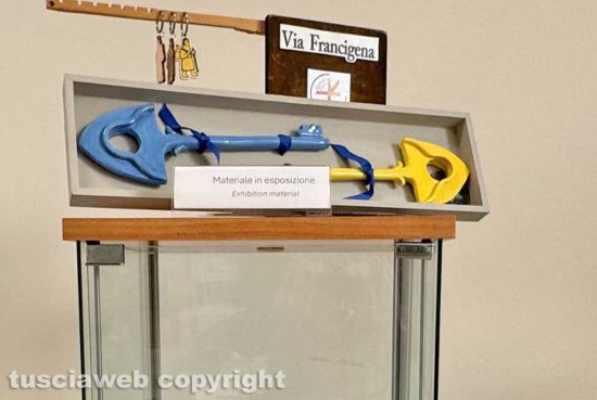 Viterbo - Ufficio Turistico - La targhetta “Materiale in esposizione”