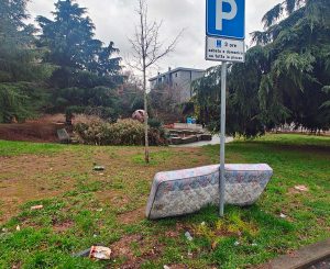 Viterbo - Un materasso abbandonato davanti la Fontanasfera