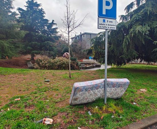 Viterbo - Un materasso abbandonato davanti la Fontanasfera