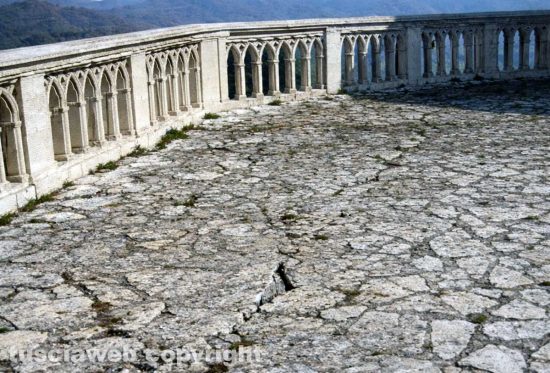 Tolfa - Balaustra alla Rocca - Le crepe prima del crollo