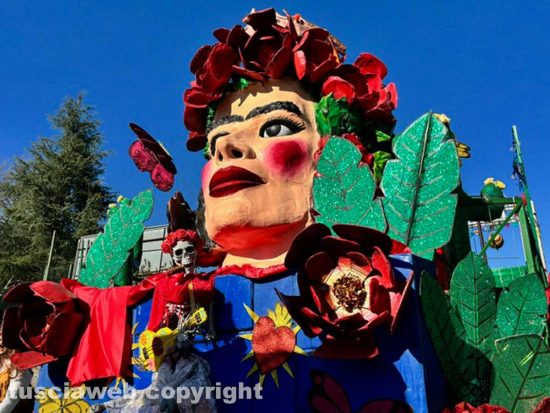 Carnevale Civita Castellana - La sfilata dei carri