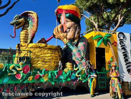Carnevale Civita Castellana - La sfilata dei carri