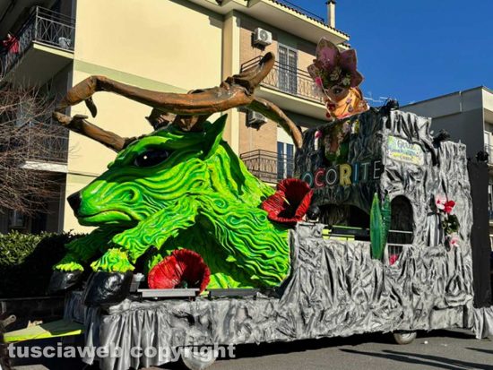 Carnevale Civita Castellana - La sfilata dei carri