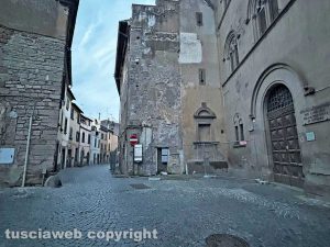 Viterbo - Palazzo Donna Olimpia Pamphili - Le transenne in via San Pietro
